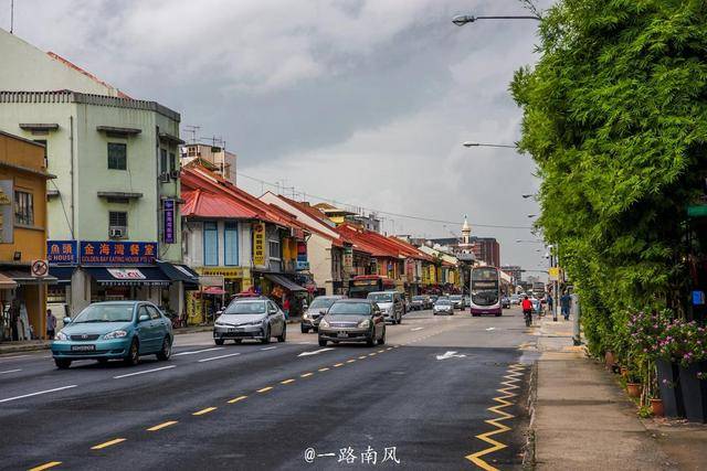 看了新加坡的街景，网友怀疑是中国偏僻地区的小县城