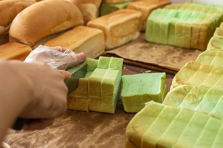 传统美食热烘烘!挂着彩虹的厚吐司🌈 新加坡老字号面包坊🍞经典美味,飘香千里