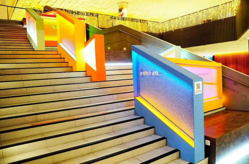 新加坡东商业区有免费灯光装置,还有彩虹隧道哦