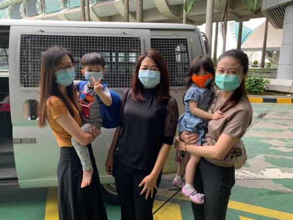 久别重逢!9孩童与父母团圆 关卡哭成一团