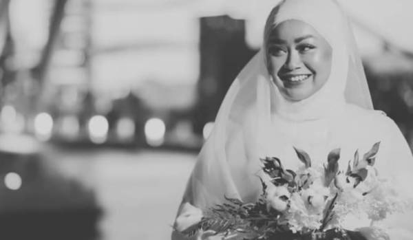 未婚夫突然取消婚禮 她獨自一人拍婚紗照