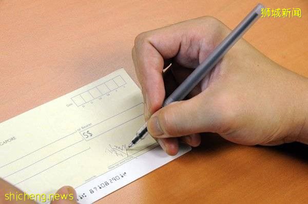 公司有贼! 大马女子盗100万新元 狮城吃牢饭