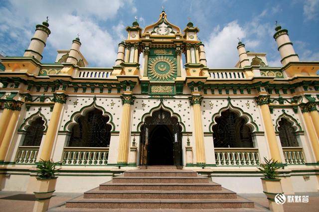 如宫殿般建筑那样气势宏大，新加坡小印度的阿都卡夫回教堂