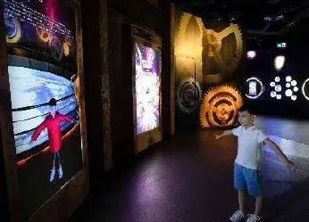 新加坡摩天轮推出全新导览“时光之旅”，穿越时空至700年前