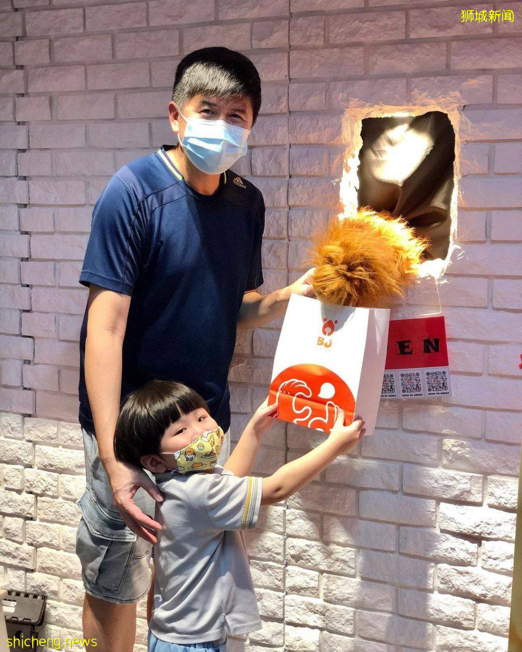 BJ Milkytea用熊掌送奶茶🧸毛绒绒熊爪破墙而出!互动+拍照、萌度直接狂升✨