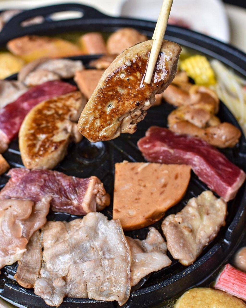 “168 Mookata”燒烤+火鍋雙重奏🔥巨無霸肉肉拼盤、1KG食材配料，人均$10