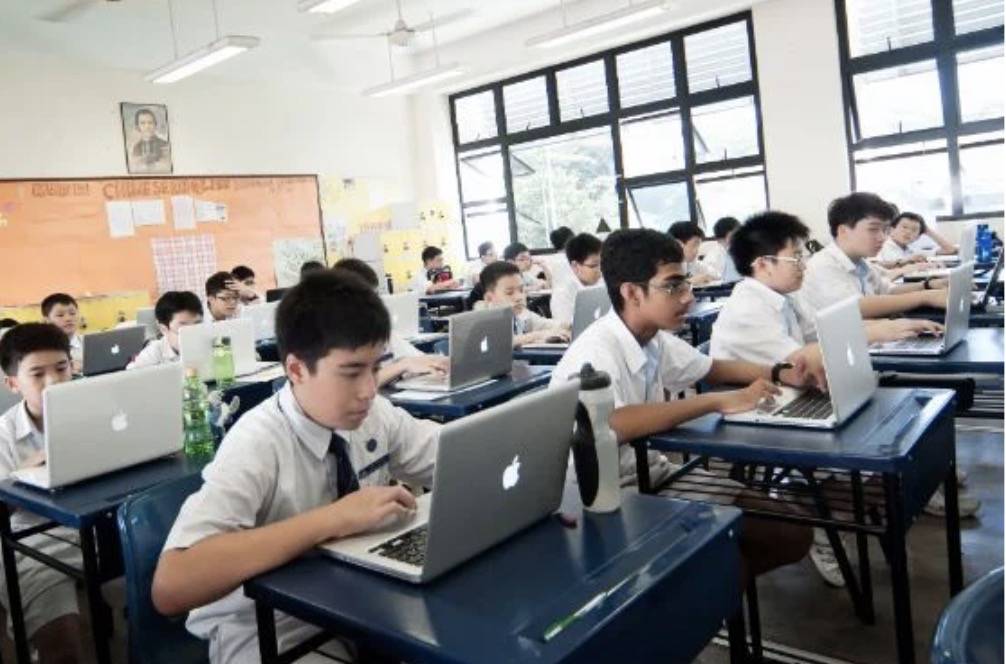 羡慕!新加坡这间中学给每个学生发全新iPad!“贵校还收人吗?”