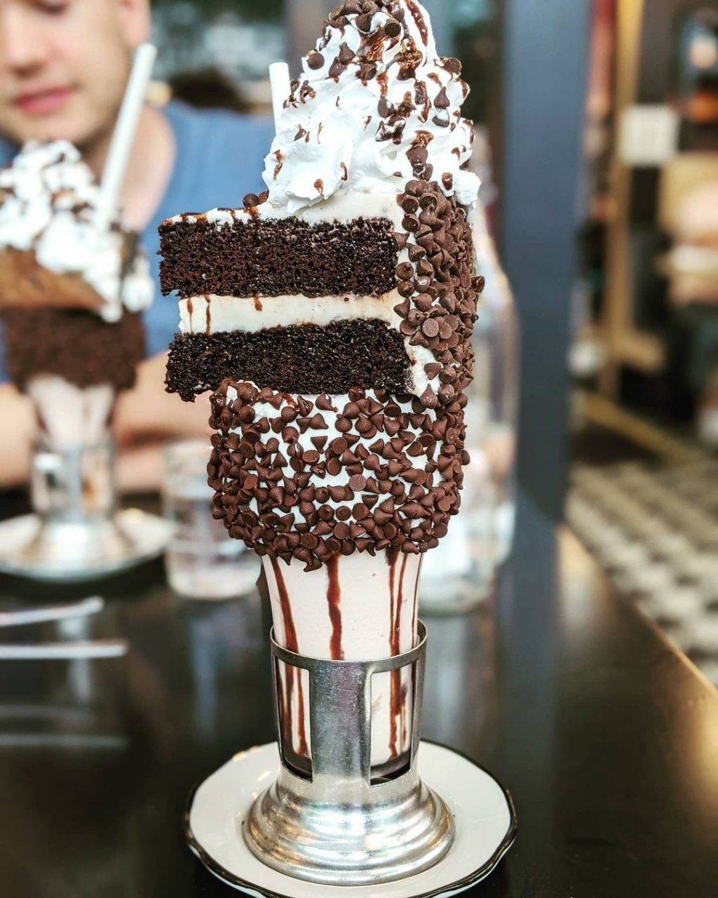 卡路裏炸彈💣 Black Tap高顔值彩色奶昔🌈 喝爆這份甜蜜負擔！重量級甜點+大分量餐點🤤