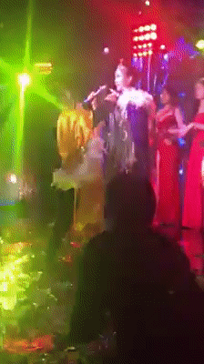 實拍新加坡夜店人浪起伏大狂歡，他爲挂花場女郎豪撒錢！下周病例一天2萬