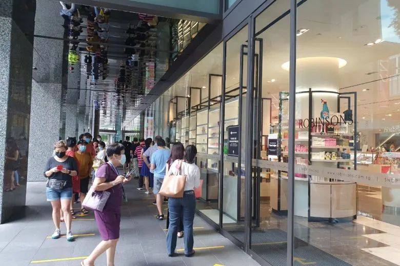 实拍!新加坡这家商场被挤爆!网站也刷爆