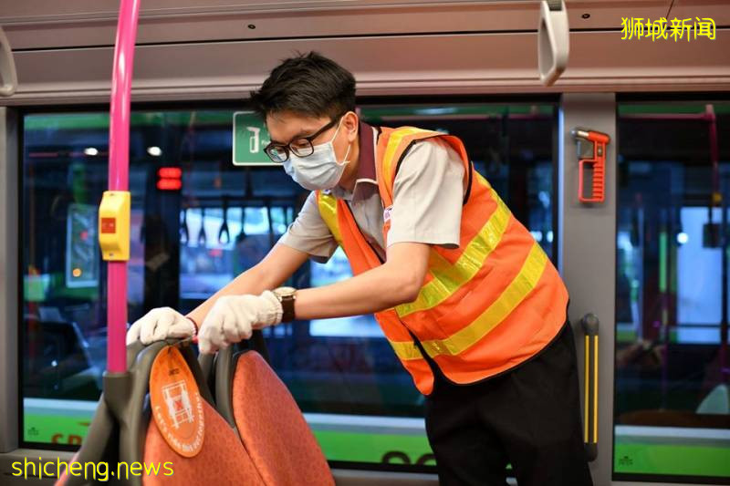 爭議！新加坡巴士、地鐵上的安全距離貼紙全撕了!