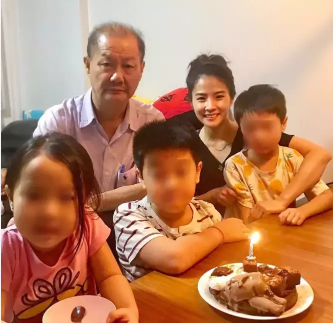 18岁怀孕,在新加坡带孕上学!3娃单身妈妈都经历了什么