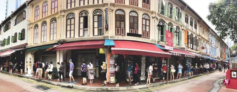 顾客排长龙买月饼，老板为何笑不出来