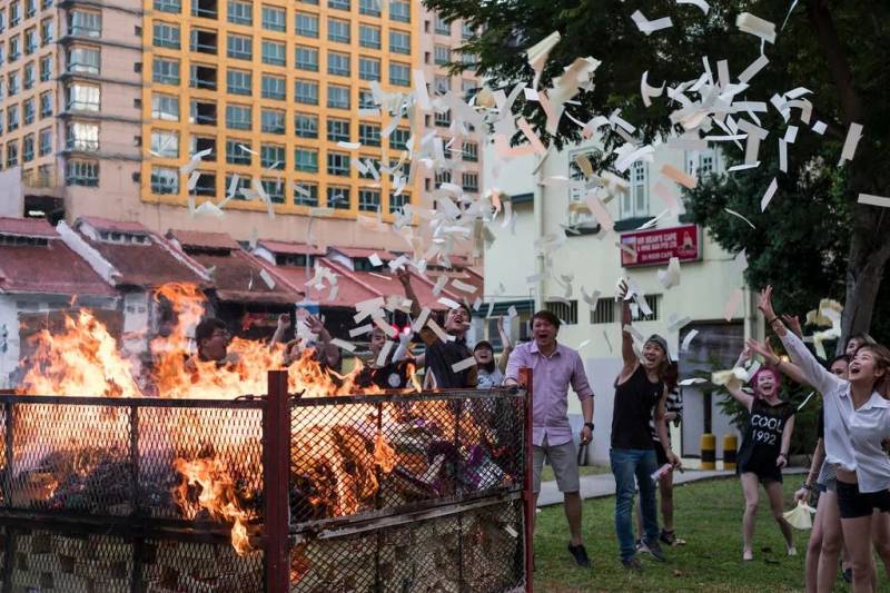 “明天就回國了!今晚,我突然想起在新加坡的50個第一次!”