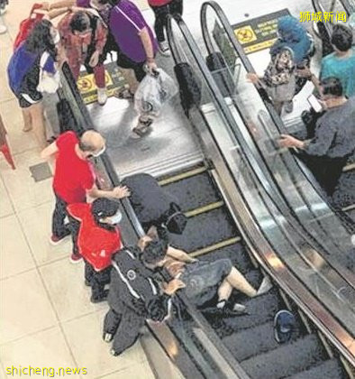 七旬伯失足滚落电扶梯  吓坏老伴手足无措