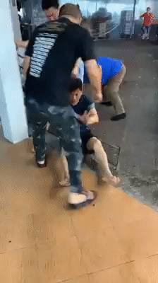 新加坡咖啡厅再次上演耍酒疯群战,深夜黑衣男子倒在组屋电梯前