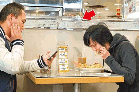 後疫情時代，網友爲了在外面吃飯也是拼了，獅城的你該如何做呢!