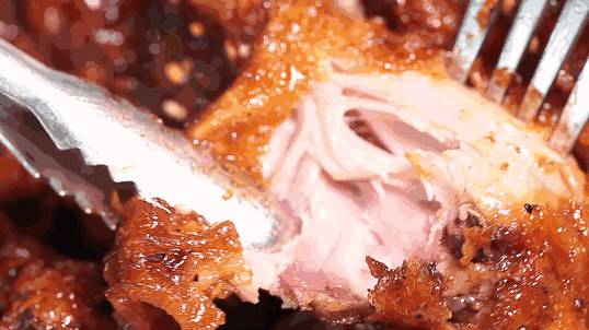 “下班后，看着狮城的炸鸡店广告，眼泪不争气的从嘴角流下来”