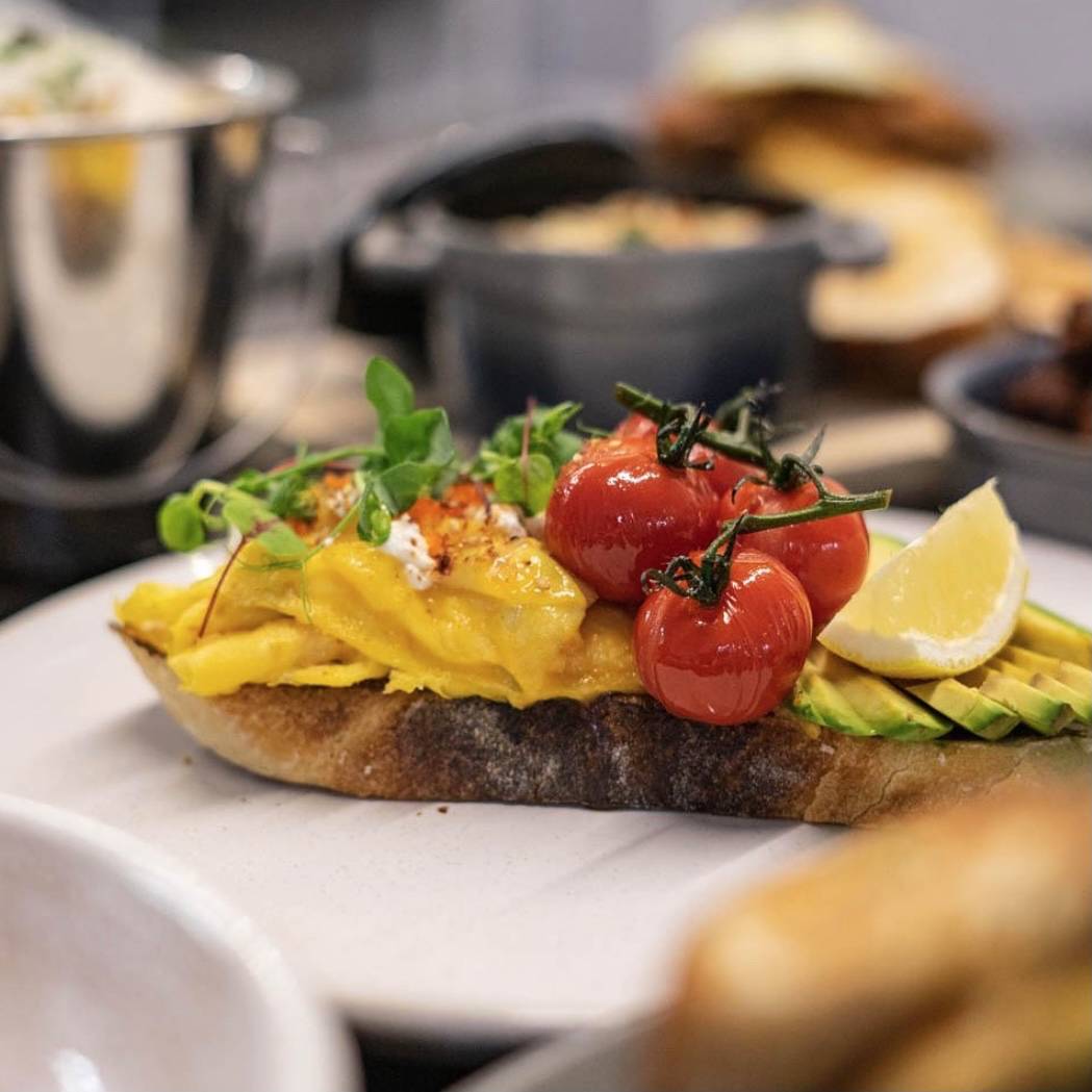 陰天的獅城，喚醒我的不是鬧鍾，而是"Egg Benedict"