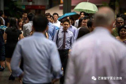 生育率僅1.1創新低、人口危機下的新加坡,要對這些外國人放開PR政策