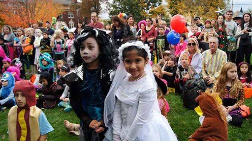 儿童节花样百出!新加坡给大人放假、西班牙糖果游行、巴西要挨针、英国“打”老师