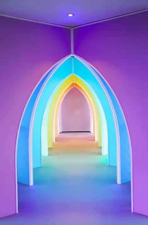 新加坡东商业区有免费灯光装置，还有彩虹隧道哦