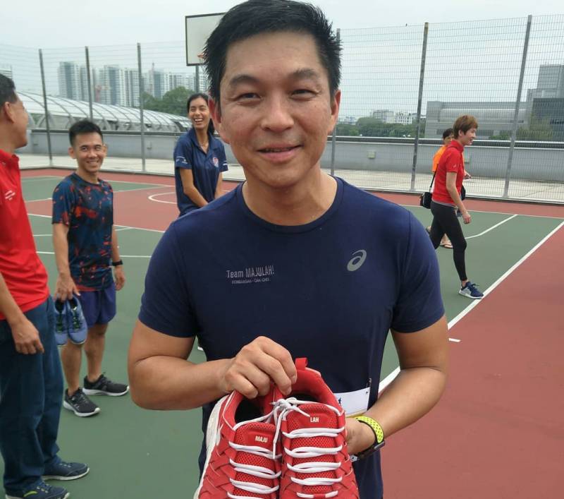 新奇!新加坡部長間流行做“俯臥撐”,女部長也來挑戰