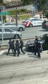 新加坡街頭上演“警匪大戰”!男子襲警後大街上到處逃竄