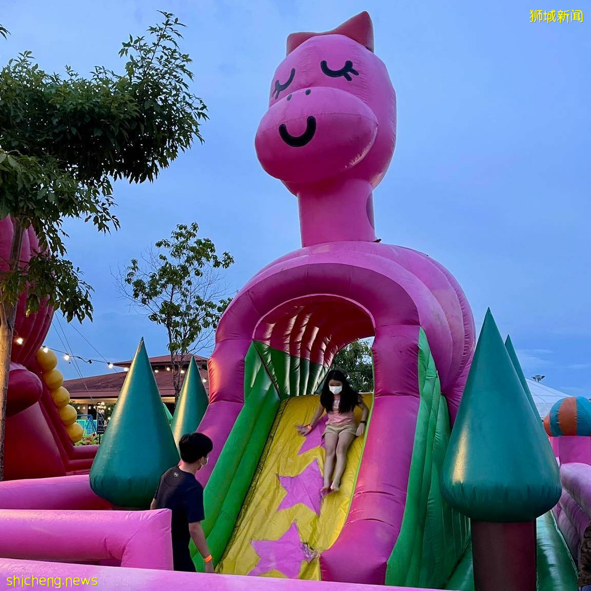 新加坡最大型的充氣城堡🏰正式登陸Downtown East!10米充氣滑水道+蹦床滑梯、瘋狂蹦跶💥