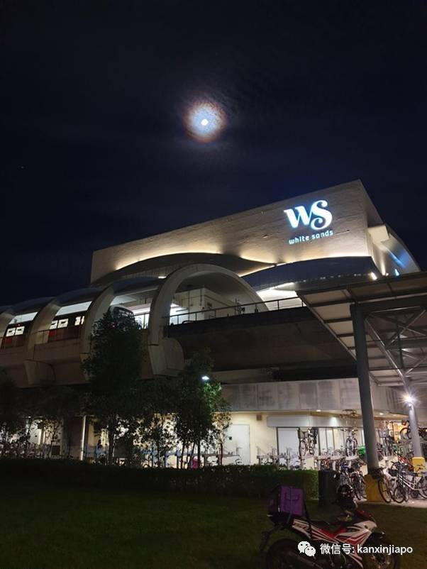 梦幻月晕!新加坡昨晚出现“吸血鬼”月亮