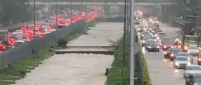 新加坡公路变泳池！接下来两周均为多雨天气