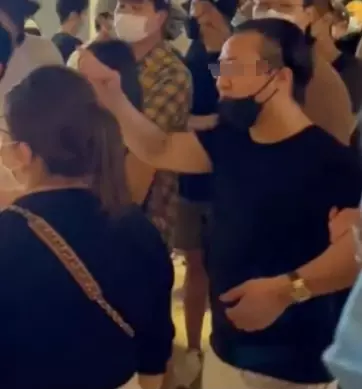 實拍!新加坡濱海灣金沙和烏節路人山人海,因爲它!有人暈倒、對警察喊:拿槍射我啊