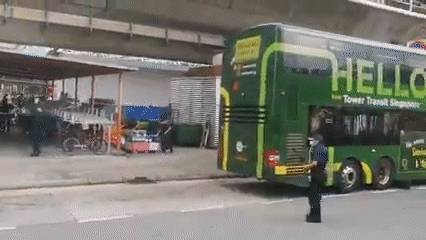 實拍新加坡巴士撞進德士站!頂棚倒塌、多人受傷,部長到場