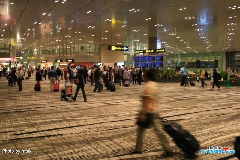 紧急！一抵达新加坡航班惊现确诊病例，全岛寻找同机200余人