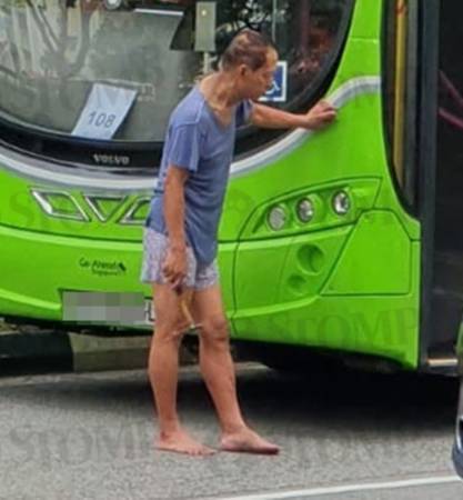 莽汉持铁锤敲过路车 警员飞扑熊抱制伏