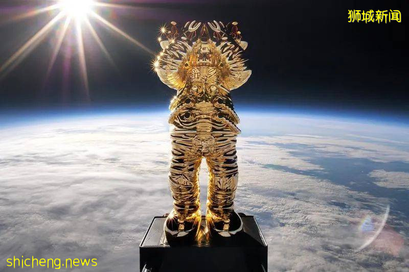 《KAWS: HOLIDAY》11月正式登陸新加坡！42米濱海灣浮動舞台巨型擁抱雕塑&獅城獨家收藏品，讓你大飽眼福