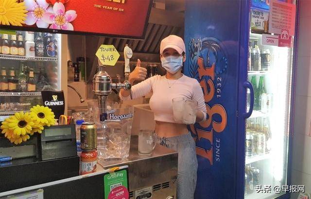 新加坡咖啡店一景：啤酒女郎 斟饮之间 不关风月