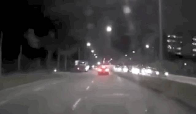 新加坡恐怖車禍!貨車跟奧迪馬路上競賽,被撞爛是它