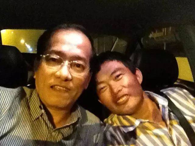 新加坡美女主播:“吓!中国卡车司机撞坏了我的宝马车...”