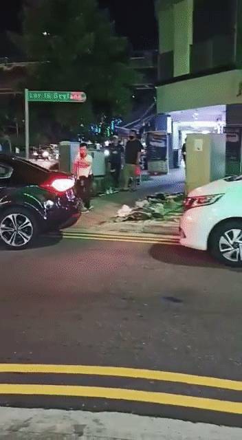 新加坡七部門聯合掃蕩芽籠紅燈區,帶走89人!持刀打架、咬警察、脫衣服… 好亂