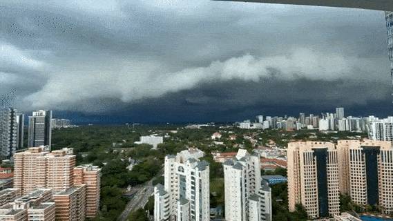 周末连两天狂风暴雨，“闪电之都”新加坡实至名归