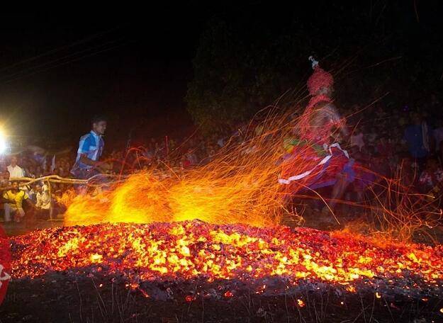 新加坡“唐人街”一男子跌入火坑险些祭天？闹事怎么又火坑