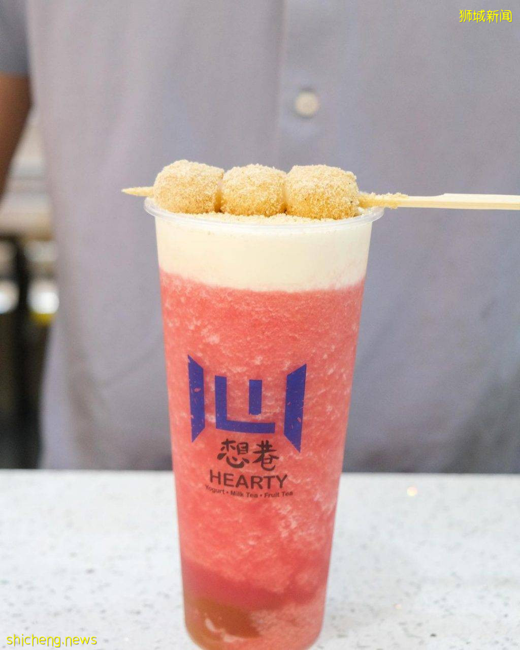 新一波打卡热潮🥤“Hearty Singapore 想巷”丸子豆乳饮品🍡胖乎乎麻薯丸子躺在杯口,吸睛度100%✨