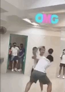 新加坡這所頂級名校，發生了激烈的衛生間大戰