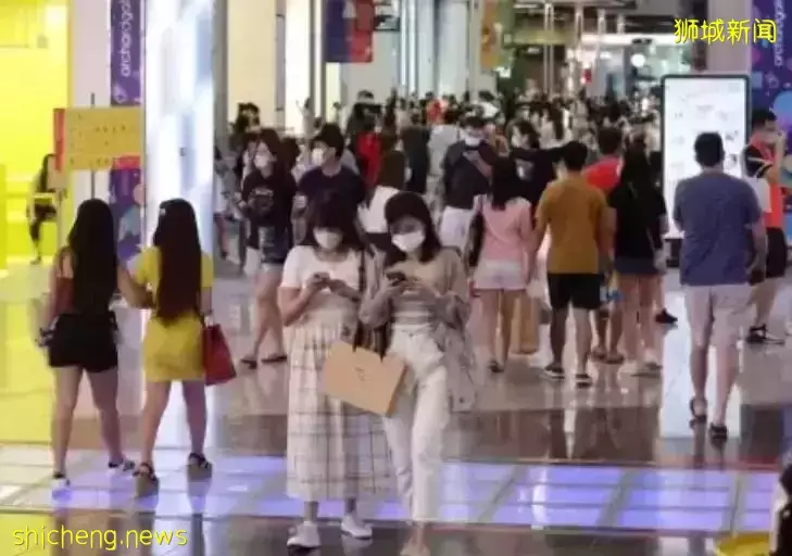 新加坡“解封措”再迎“报复性聚集”,海边!街头!全是人