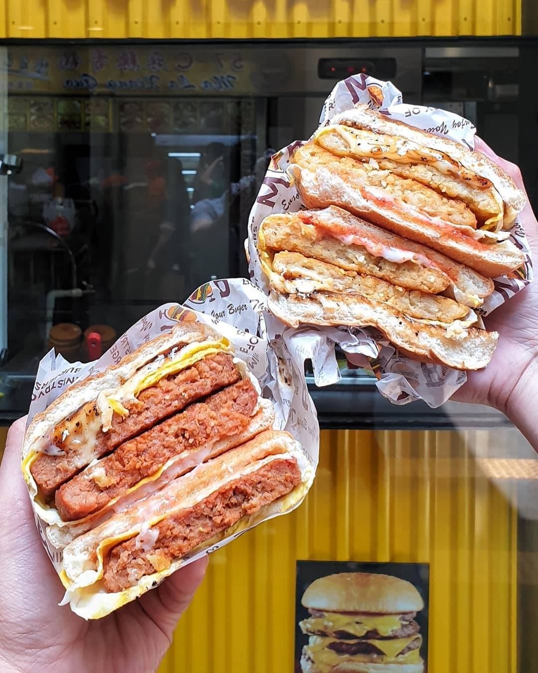 老板玩很大🔥 Ramly Burger塞滿四層肉餅，漢堡比你嘴還大！卡路裏炸彈=秘制醬料+邪惡組合💣