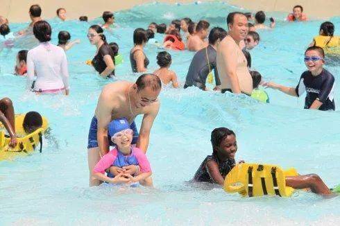 顺东的社区水上乐园正式营业，小可爱们可以尽情的玩水啦