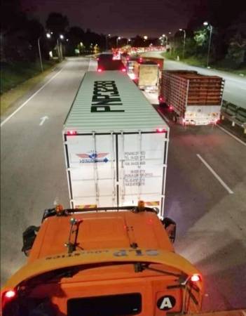 ◤肺炎疫情◢塞！塞！塞！司機入境新 需接受檢測 晚上出發 隔天一早才通關