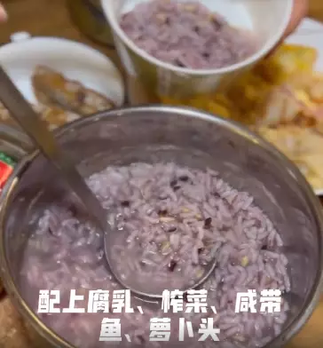 李显龙总理发声,挺中国防疫!上海的新加坡人晒冰箱,这些岛上阿姨曾囤出一个超市