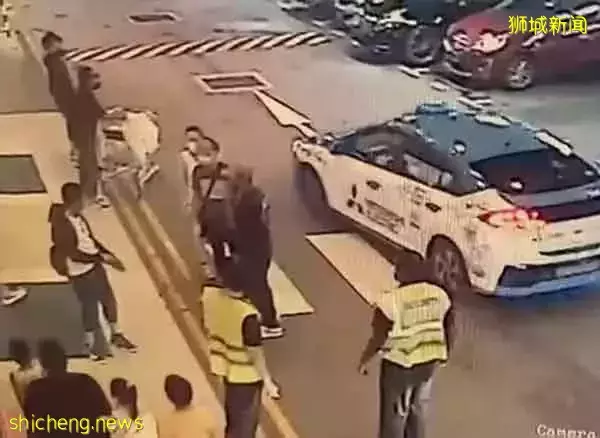 不听劝还恼羞成怒 无罩男怒殴实Q